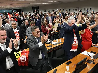 Comissão aprova PEC que põe fim à Escala 6x1