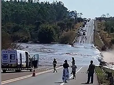 Barragem do condomínio Nasa Park estoura e bloqueia BR-163 em Jaraguari