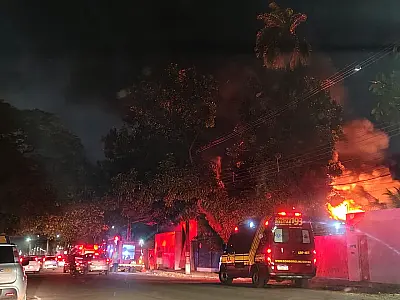 Chamas consomem loja de lubrificantes em Campo Grande e causam interdição de ruas