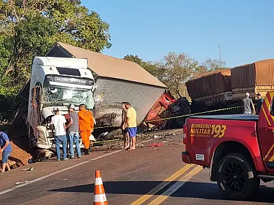 Colisão frontal entre carretas na BR-163 mata duas pessoas e deixa uma ferida