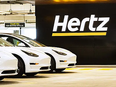 Hertz devolve vinte mil carros elétricos e opta por veículos a gasolina após desafios operacionais