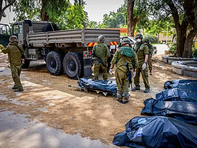 Exército de Israel encontra corpos de 40 bebês em Kfar Aza, nas proximidades da Faixa de Gaza
