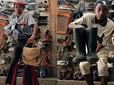 Influencer da Etiópia conquista milhões com moda feita de sucata