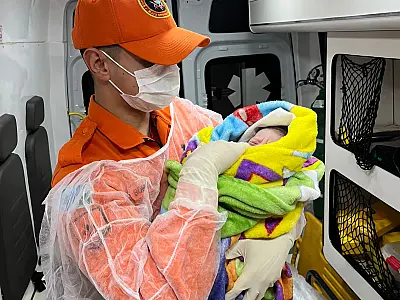 Confusa e com medo, jovem mãe abandona bebê recém-nascido no quintal de casa