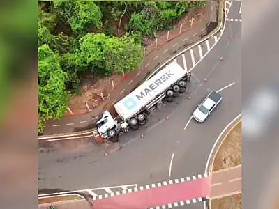 Caminhão carregado de carne tomba no Parque dos Poderes após motorista errar trajeto