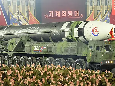 Coreia do Norte exibe míssil nuclear em desfile e provoca tensão internacional