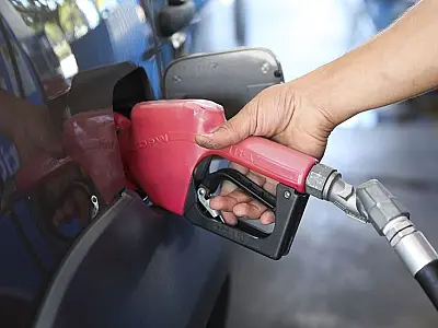 Queda no preço da gasolina anima consumidores