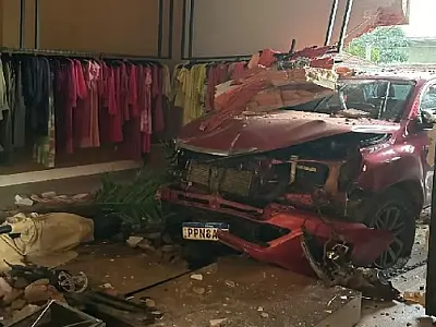 Caminhonete desgovernada invade loja de luxo em Campo Grande e deixa prejuízo de R$ 200 mil