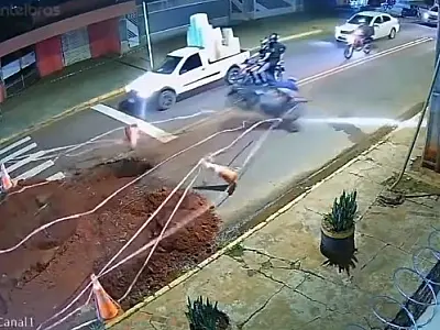 Motociclista ignora sinalização e se acidenta em trecho em obras no Jardim Leblon