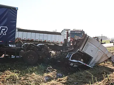 Colisão grave entre motociclista e caminhão resulta em vítima