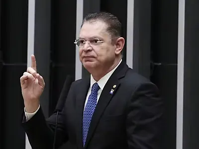 Líder do PL propõe mudança no regimento da Câmara para suspender salário de Eduardo Bolsonaro