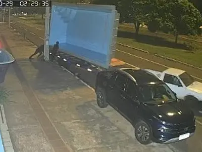 Três homens são flagrados furtando piscina em avenida movimentada de Campo Grande