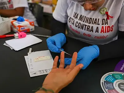 Dezembro Vermelho reforça prevenção, testagem e cuidado contínuo às pessoas com HIV/AIDS em MS