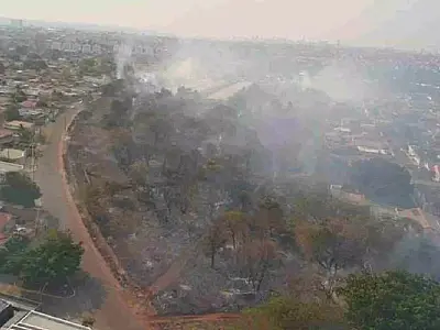 Incêndio de grandes proporções atinge quatro bairros e destrói ferro-velho e casas em Campo Grande