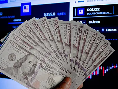 Dólar fecha em queda de 1,11% e alcança menor valor em quase um mês