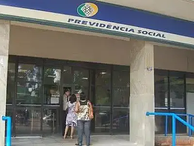 Servidores do INSS cruzam os braços em protesto por reajuste salarial