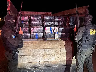 Polícia encontra caminhão abandonado com 3 toneladas de maconha em MS