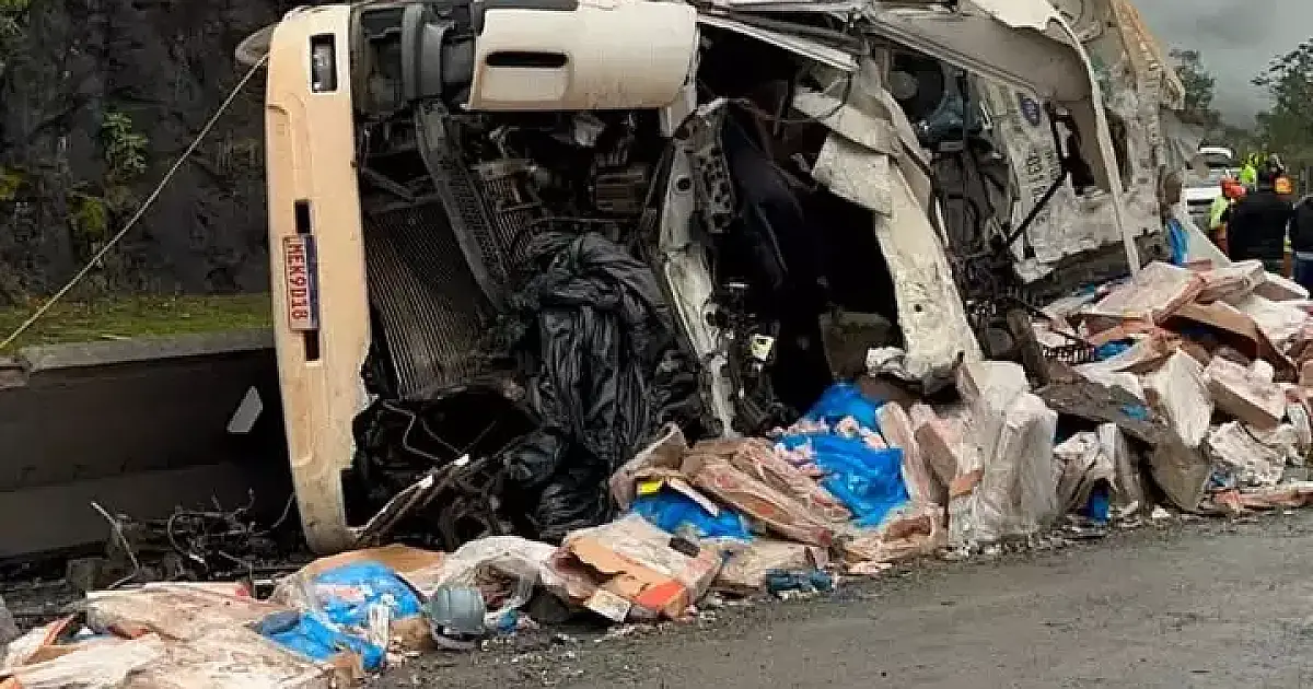 Campo-grandense morre em grave acidente na BR-277; carga de frango é saqueada durante atendimento