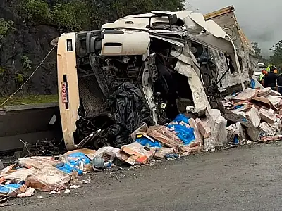 Campo-grandense morre em grave acidente na BR-277; carga de frango é saqueada durante atendimento