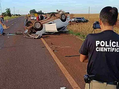 Passageira é arremessada de veículo após capotamento na BR-463