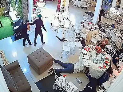 Assalto à mão armada: Seis homens armados invadem cerimônia de casamento