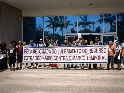 Indígenas fazem ato no STF e defendem derrubada do marco temporal