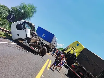 BR-163 restabelecida após acidente com ônibus  e carretas; Colisão deixa mais de 30 feridos