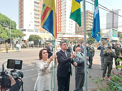 Público enche as ruas para o desfile de 7 de setembro em Campo Grande