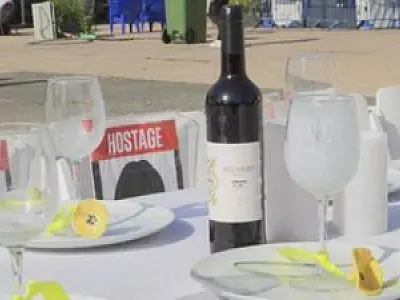 Familiares aguardam com expectativa a liberação de reféns na 'Praça dos Reféns' em Tel Aviv