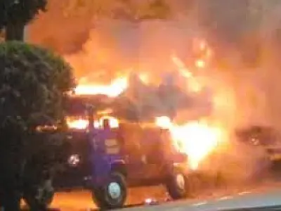 Kombi pega fogo e assusta motoristas no Centro de Campo Grande