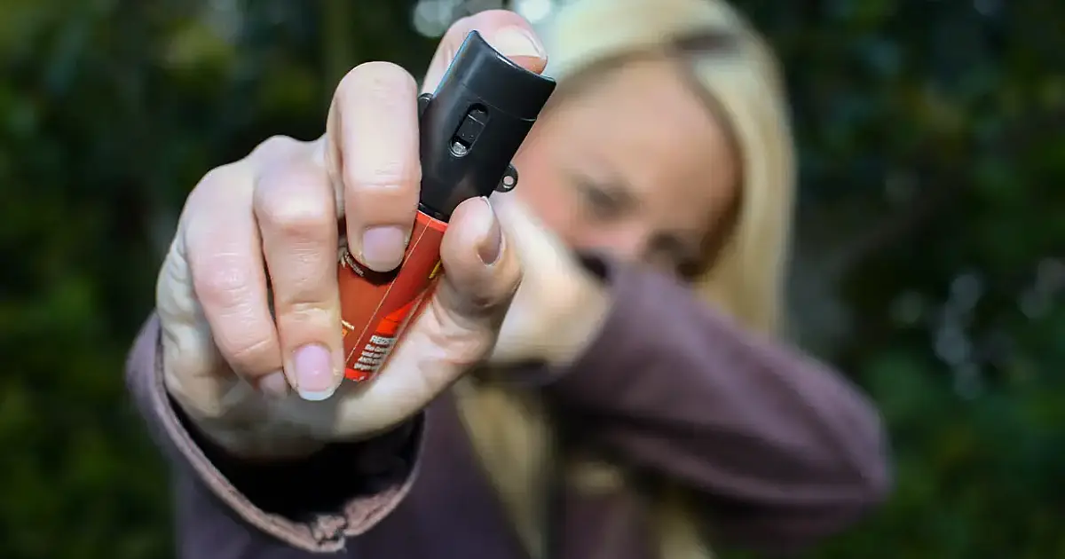 Mulheres podem comprar e usar spray de pimenta para defesa pessoal