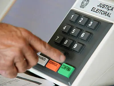 Fusões táticas, alianças estratégicas: O xadrez eleitoral em meio às mudanças partidárias no Brasil