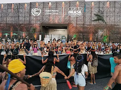 Munduruku bloqueiam entrada da COP30 e exigem audiência com o presidente Lula
