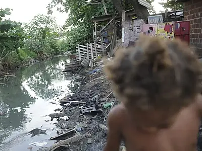 Três em cada dez casas no Brasil ainda não têm esgoto conectado à rede pública