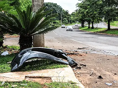 Menina de 10 anos morre após veículo colidir em poste