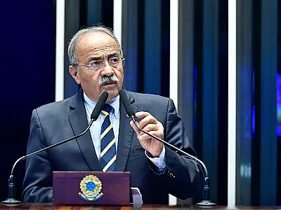 Senador flagrado com dinheiro na cueca tem parte das investigações arquivada