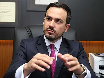 Caiado é inelegível por pedir votos em prédio oficial; Lula multado por fazer campanha antecipada