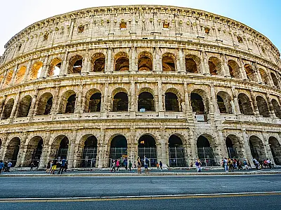 A eterna magia da Itália: Roma e o Coliseu revelam-se ao mundo