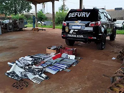 Operação policial desarticula ponto de confecção clandestina placas falsas do Mercosul