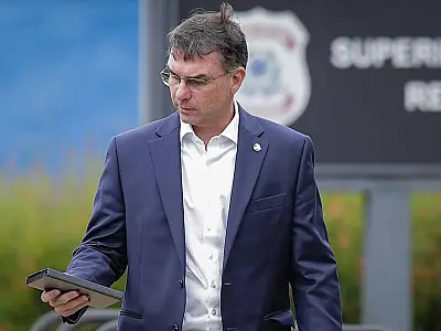 Flávio Bolsonaro se exalta após questionamento sobre tornozeleira do pai