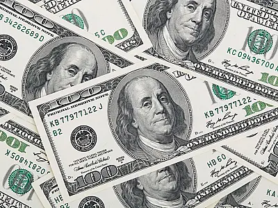 Dólar fecha abaixo de R$ 5 pela primeira vez desde março de 2024