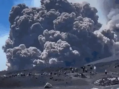 Vulcão Etna entra em erupção e causa correria entre turistas na Sicília, na Itália