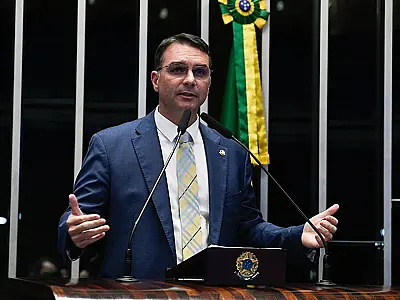Flávio Bolsonaro sugere apoio militar dos EUA no combate ao crime no Brasil