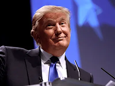 Trump zomba de Biden após desistência da reeleição