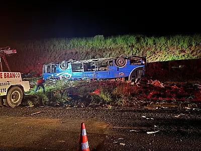 Acidente de ônibus com trabalhadores rurais deixa mortos e dezenas de feridos no interior de SP
