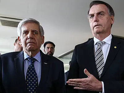 Bolsonaro isenta-se de proposta de espionagem eleitoral, e aponta ex-ministro como responsável