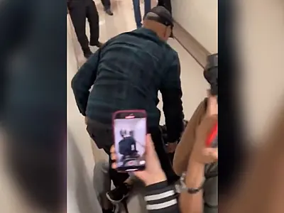 Agente de imigração dos EUA é filmado derrubando mulher na frente dos filhos