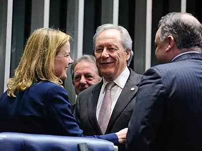Gleisi afirma que Lewandowski informou Lula sobre consultorias privadas antes de assumir ministério