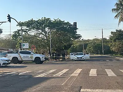 Jovem é morto e outro fica ferido após carro ser atacado com 14 tiros na saída de boate