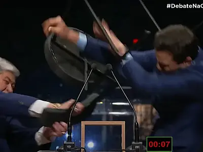 Pablo Marçal é agredido com cadeira por Datena durante debate em SP; candidato é hospitalizado